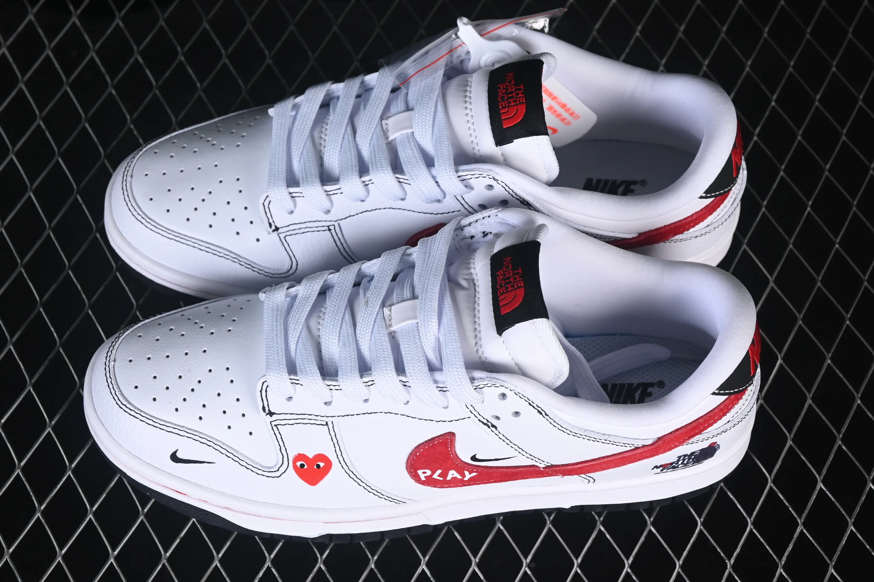 All categories Nk SB Dunk Series Nk SB Dunk Low High-end customized low-top sneakers Nike SB Dunk Low North Face co-branded white, red and black High-end customized low-top casual sneakers YF9511-910
